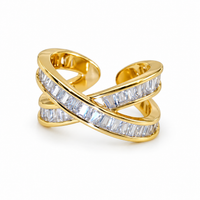 Anillo Cruce sobre fondo blanco
