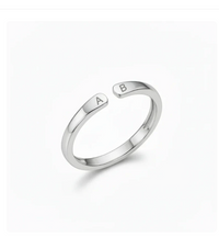 Anillo doble inicial ajustable plateado