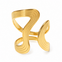 Anillo Jupiter dorado de diseño abierto sobre fondo blanco