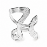 Anillo Jupiter plateado de diseño abierto sobre fondo blanco