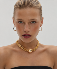 Collar Castel dorado puesto en modelo