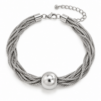Collar Castel plateado sobre fondo blanco