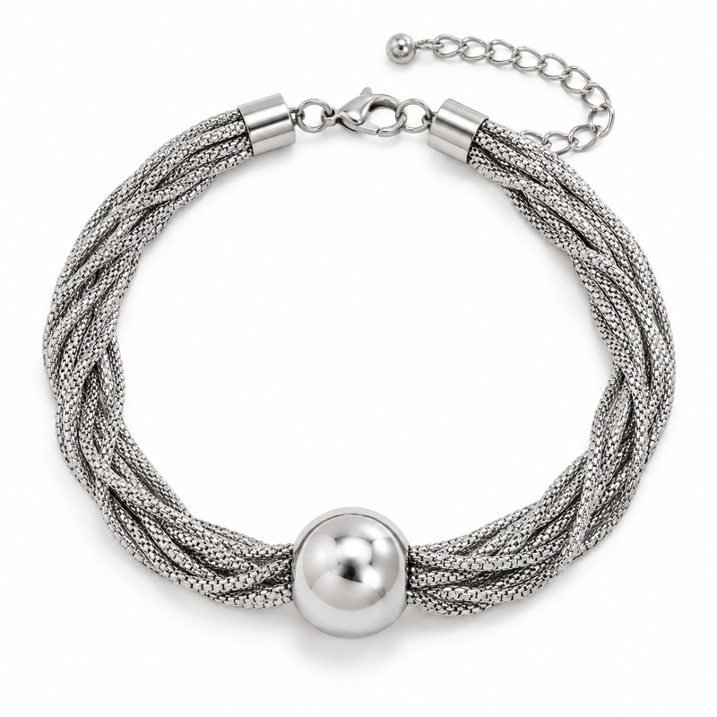 Collar Castel plateado sobre fondo blanco