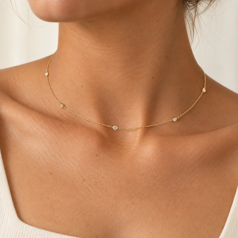 Collar Liora dorado de cadena fina con detalles brillantes