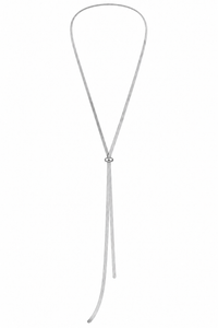 Collar Luna plateado ajustable sobre fondo blanco