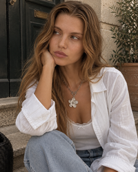 Collar Taylor plateado en look lifestyle