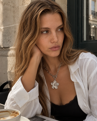 Collar Taylor plateado puesto en modelo