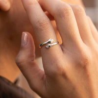 Anillo abrazo eterno plateado