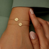 Detalle de pulsera con huella de mascota