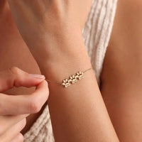 Pulsera de mascota personalizada en la muñeca