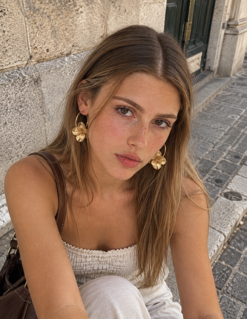 Pendientes Florales dorados en modelo