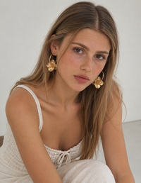 Pendientes Florales dorados en modelo