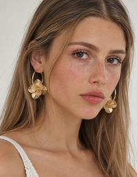 Pendientes Florales dorados primer plano