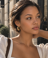 Pendientes Odisseo dorados look exterior