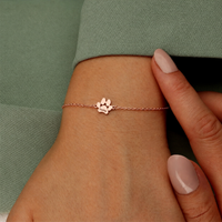 Pulsera huella de mascota oro rosa puesta en la muñeca