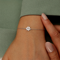 Pulsera huella de mascota plateada puesta en la muñeca